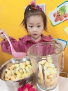 感謝家長的參與!!小朋友們看著果汁機內的水果轉來轉去,都說好像在跳舞哦!!