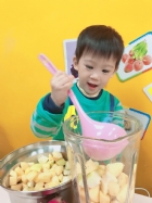 感謝家長的參與!!小朋友們看著果汁機內的水果轉來轉去,都說好像在跳舞哦!!