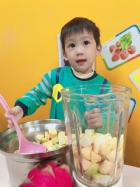 感謝家長的參與!!小朋友們看著果汁機內的水果轉來轉去,都說好像在跳舞哦!!