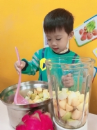 感謝家長的參與!!小朋友們看著果汁機內的水果轉來轉去,都說好像在跳舞哦!!