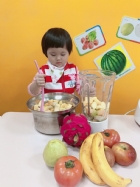 感謝家長的參與!!小朋友們看著果汁機內的水果轉來轉去,都說好像在跳舞哦!!