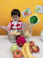 感謝家長的參與!!小朋友們看著果汁機內的水果轉來轉去,都說好像在跳舞哦!!