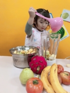 感謝家長的參與!!小朋友們看著果汁機內的水果轉來轉去,都說好像在跳舞哦!!