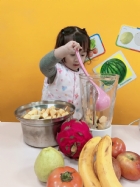 感謝家長的參與!!小朋友們看著果汁機內的水果轉來轉去,都說好像在跳舞哦!!