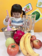 感謝家長的參與!!小朋友們看著果汁機內的水果轉來轉去,都說好像在跳舞哦!!