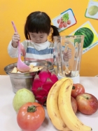 感謝家長的參與!!小朋友們看著果汁機內的水果轉來轉去,都說好像在跳舞哦!!