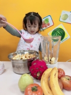 感謝家長的參與!!小朋友們看著果汁機內的水果轉來轉去,都說好像在跳舞哦!!