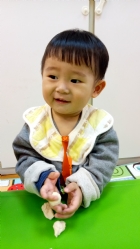 利用麵粉等等的自然食材,讓孩子試著摸摸捏捏看