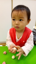 利用麵粉等等的自然食材,讓孩子試著摸摸捏捏看