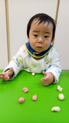 利用麵粉等等的自然食材,讓孩子試著摸摸捏捏看