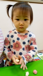 利用麵粉等等的自然食材,讓孩子試著摸摸捏捏看