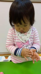 利用麵粉等等的自然食材,讓孩子試著摸摸捏捏看