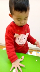 利用麵粉等等的自然食材,讓孩子試著摸摸捏捏看