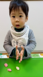 利用麵粉等等的自然食材,讓孩子試著摸摸捏捏看