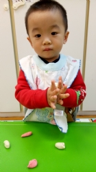 利用麵粉等等的自然食材,讓孩子試著摸摸捏捏看