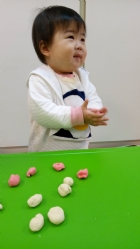 利用麵粉等等的自然食材,讓孩子試著摸摸捏捏看