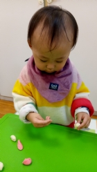 利用麵粉等等的自然食材,讓孩子試著摸摸捏捏看