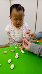 利用麵粉等等的自然食材,讓孩子試著摸摸捏捏看