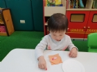 孩子的創意無限,給他們小貼紙,可以創造美好的圖案哦!