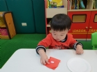 孩子的創意無限,給他們小貼紙,可以創造美好的圖案哦!