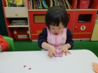 孩子的創意無限,給他們小貼紙,可以創造美好的圖案哦!