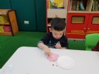 孩子的創意無限,給他們小貼紙,可以創造美好的圖案哦!