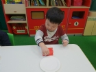 孩子的創意無限,給他們小貼紙,可以創造美好的圖案哦!