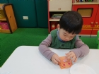 孩子的創意無限,給他們小貼紙,可以創造美好的圖案哦!