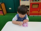 孩子的創意無限,給他們小貼紙,可以創造美好的圖案哦!