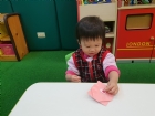 孩子的創意無限,給他們小貼紙,可以創造美好的圖案哦!