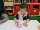 孩子的創意無限,給他們小貼紙,可以創造美好的圖案哦!