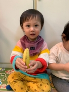摸一摸,看一看,聞一聞,告訴老師這是什麼水果哦!