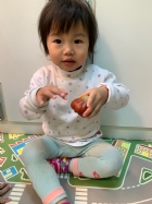 摸一摸,看一看,聞一聞,告訴老師這是什麼水果哦!