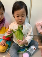 摸一摸,看一看,聞一聞,告訴老師這是什麼水果哦!