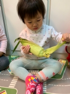 摸一摸,看一看,聞一聞,告訴老師這是什麼水果哦!