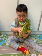 摸一摸,看一看,聞一聞,告訴老師這是什麼水果哦!