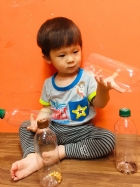 利用小手抓一抓，寶寶試試看，這個可以怎麼玩呢？