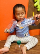 利用小手抓一抓，寶寶試試看，這個可以怎麼玩呢？