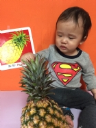 初次見面穿衣服的鳳梨先生，寶寶試一試，摸起來是什麼感覺？