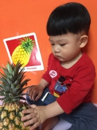 初次見面穿衣服的鳳梨先生，寶寶試一試，摸起來是什麼感覺？