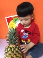初次見面穿衣服的鳳梨先生，寶寶試一試，摸起來是什麼感覺？