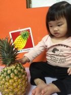 初次見面穿衣服的鳳梨先生，寶寶試一試，摸起來是什麼感覺？