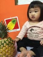 初次見面穿衣服的鳳梨先生，寶寶試一試，摸起來是什麼感覺？