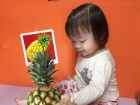 初次見面穿衣服的鳳梨先生，寶寶試一試，摸起來是什麼感覺？