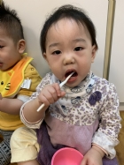 寶寶們一起刷牙,心情輕鬆又自在~寶寶們很棒哦!