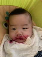 10906可愛恆恆吃火龍果....騙我...恆恆不愛吃...