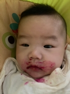 10906可愛恆恆吃火龍果....騙我...恆恆不愛吃...