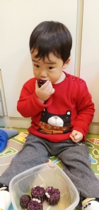 10903生活教育～玉米不是只有黃色的哦！還有白色和紫色的，老師帶來讓大家看看有什麼不同吧！