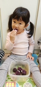 10903生活教育～玉米不是只有黃色的哦！還有白色和紫色的，老師帶來讓大家看看有什麼不同吧！