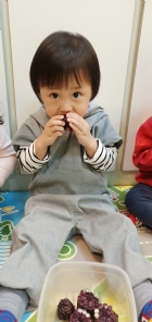 10903生活教育～玉米不是只有黃色的哦！還有白色和紫色的，老師帶來讓大家看看有什麼不同吧！